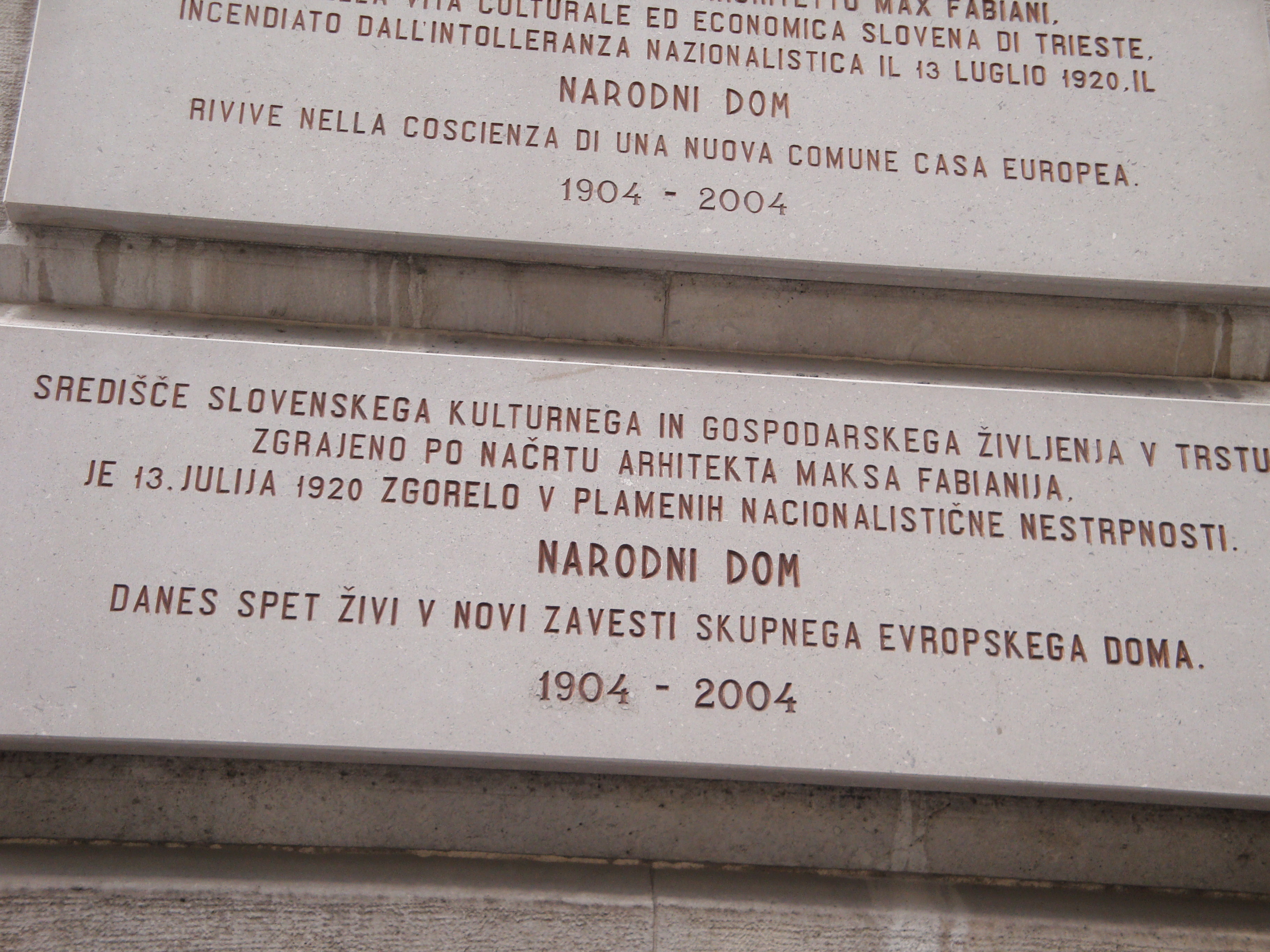 Spominska plošča na Narodnem domu v Trstu
